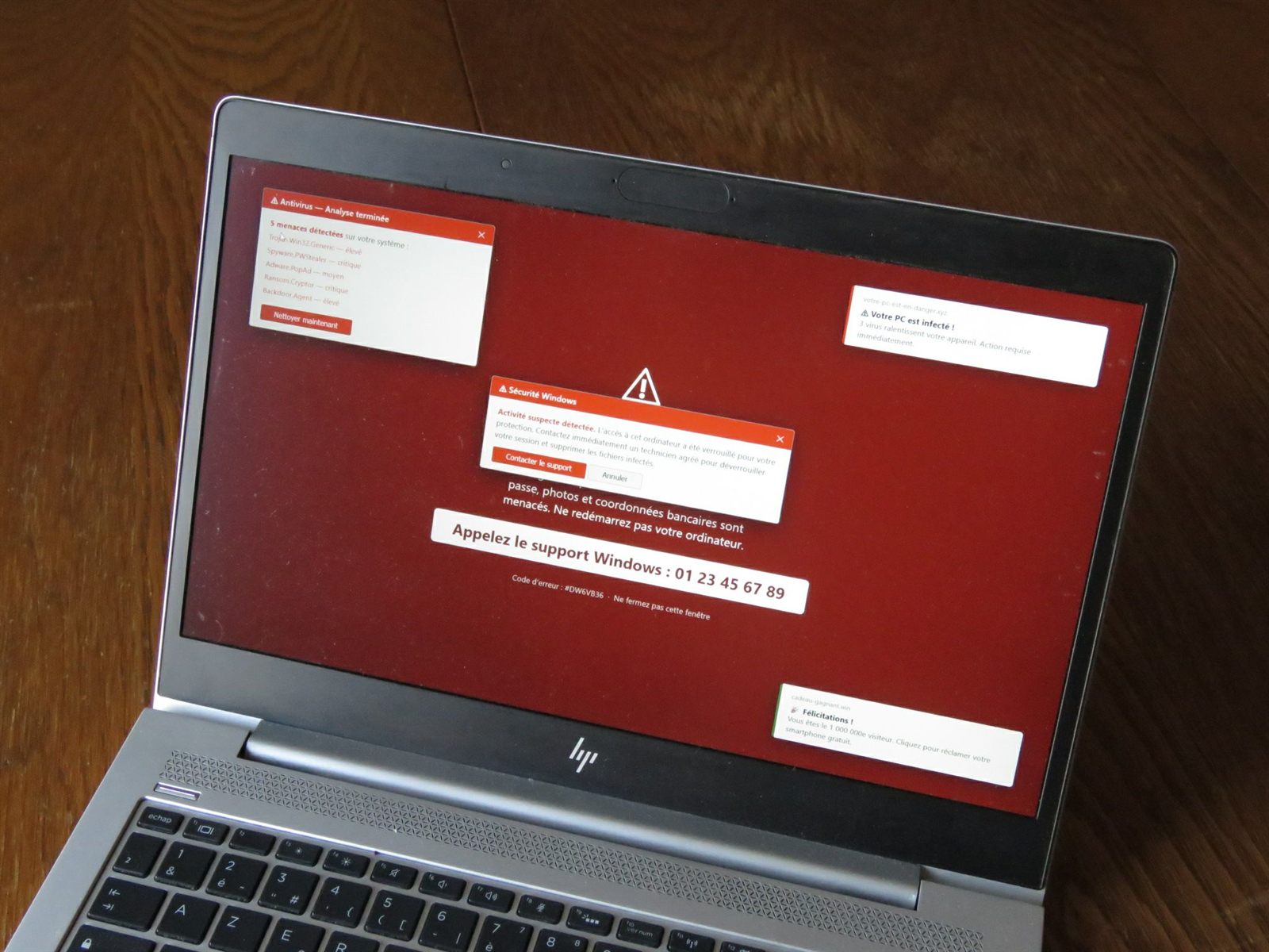 Écran d'ordinateur envahi par de fausses alertes de virus