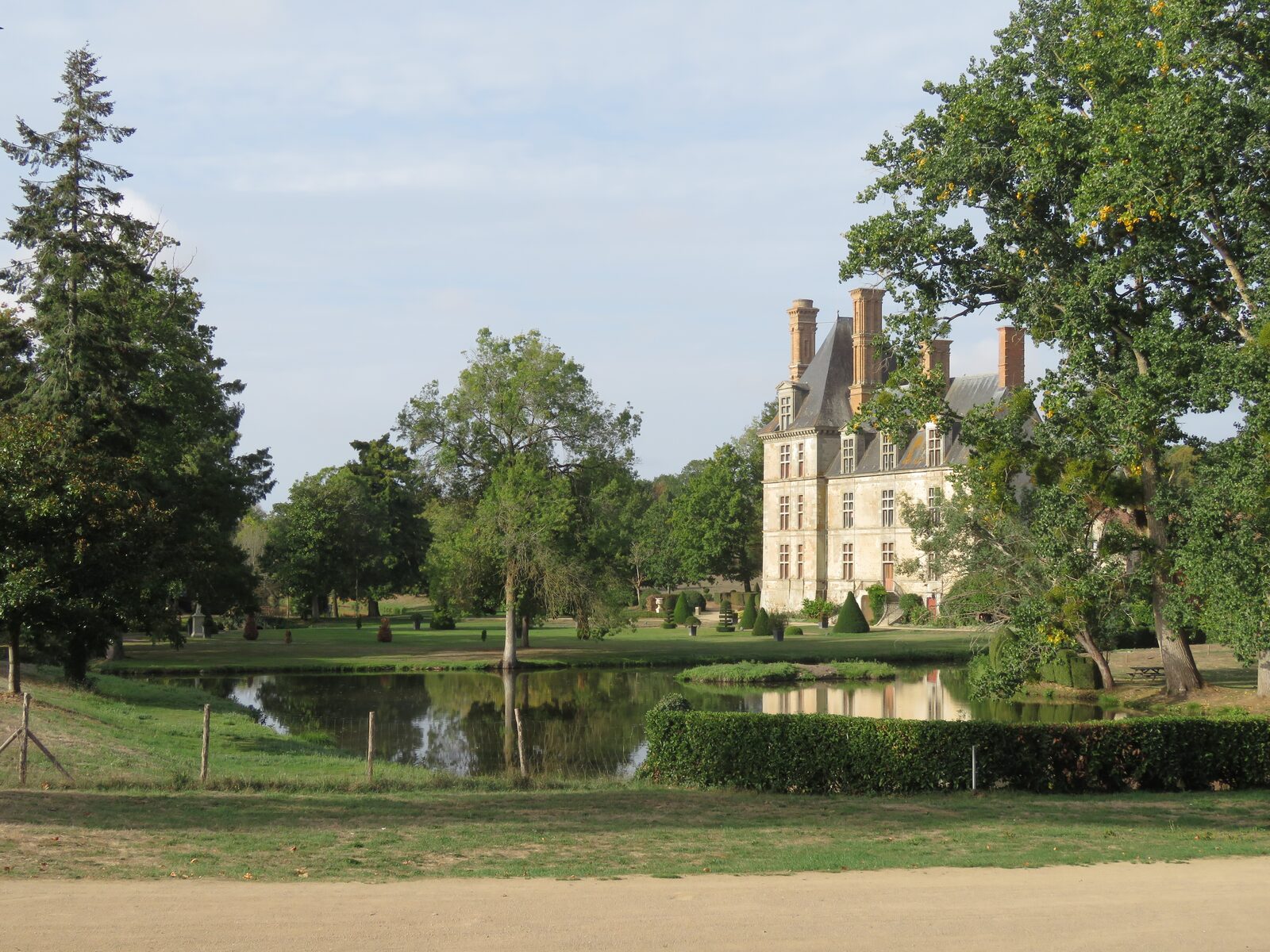 Le château de la Guignardière et sa pièce d'eau, vus depuis le parc