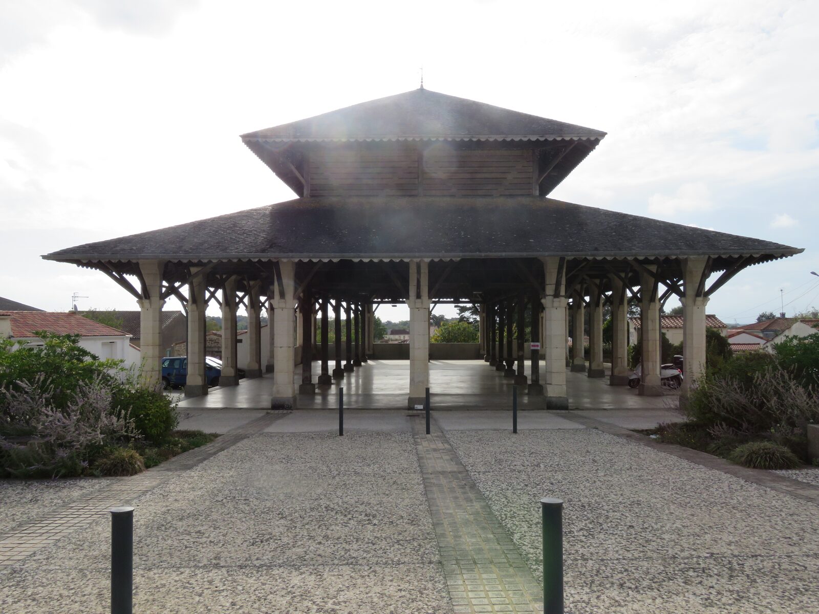 Les halles d'Avrillé, place des Halles, avec leur charpente de bois et leur toit à deux niveaux