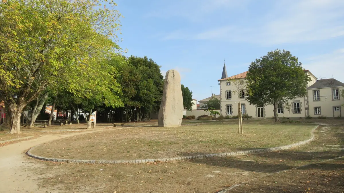 Le menhir du Camp de César, l'un des plus hauts menhirs dressés de France