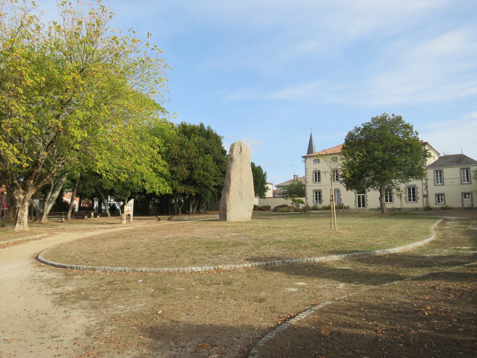 Le menhir du Camp de César, l'un des plus hauts menhirs dressés de France