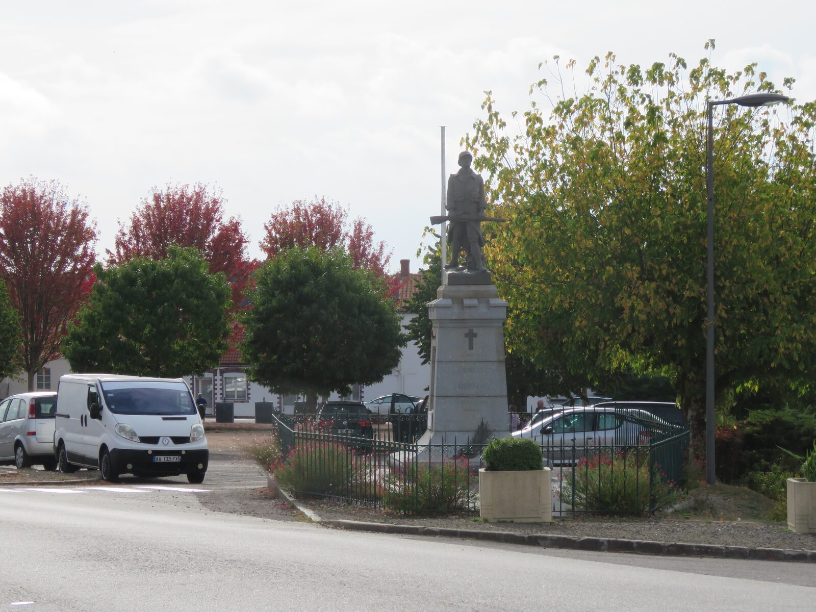 Le monument aux morts, à l'entrée du bourg