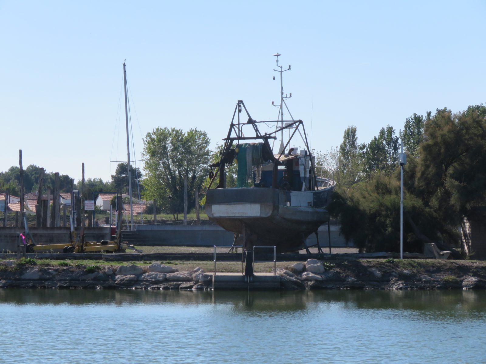 Un bateau de pêche au sec, sur sa cale