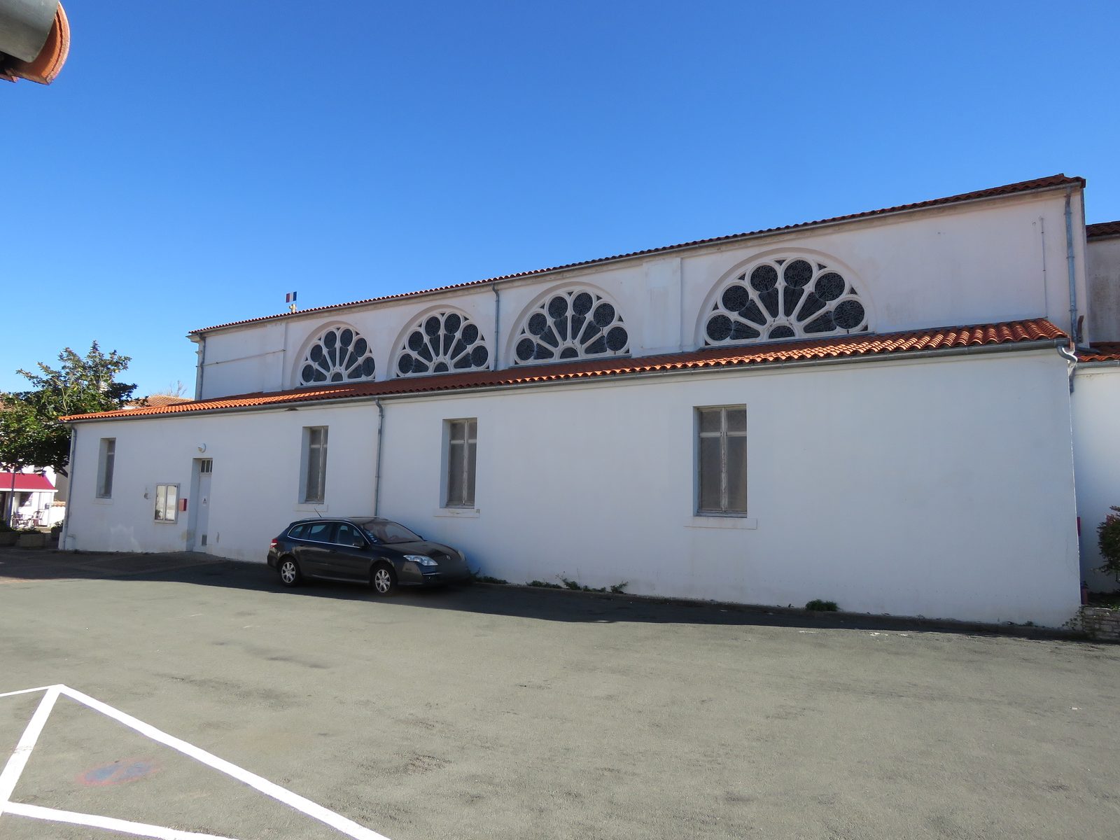 L'église Saint-Nicolas et ses demi-rosaces