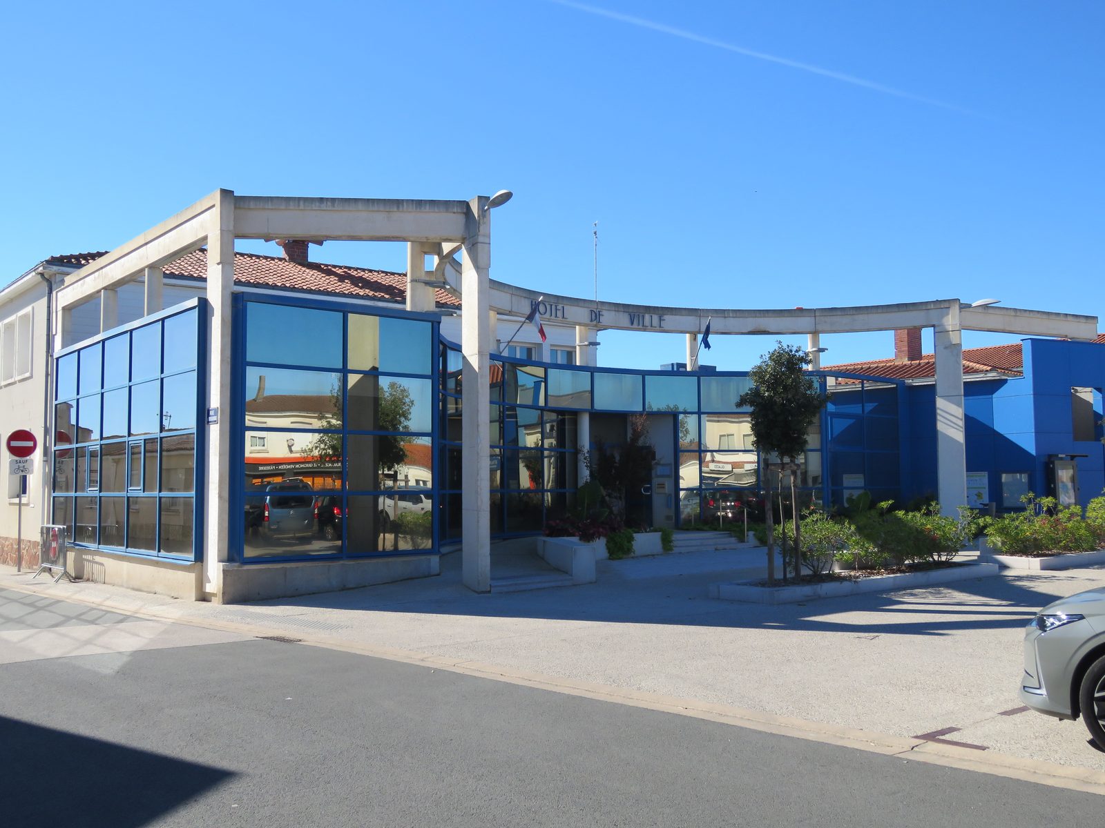 L'hôtel de ville de L'Aiguillon-la-Presqu'île, au bourg de L'Aiguillon-sur-Mer, sous un ciel bleu