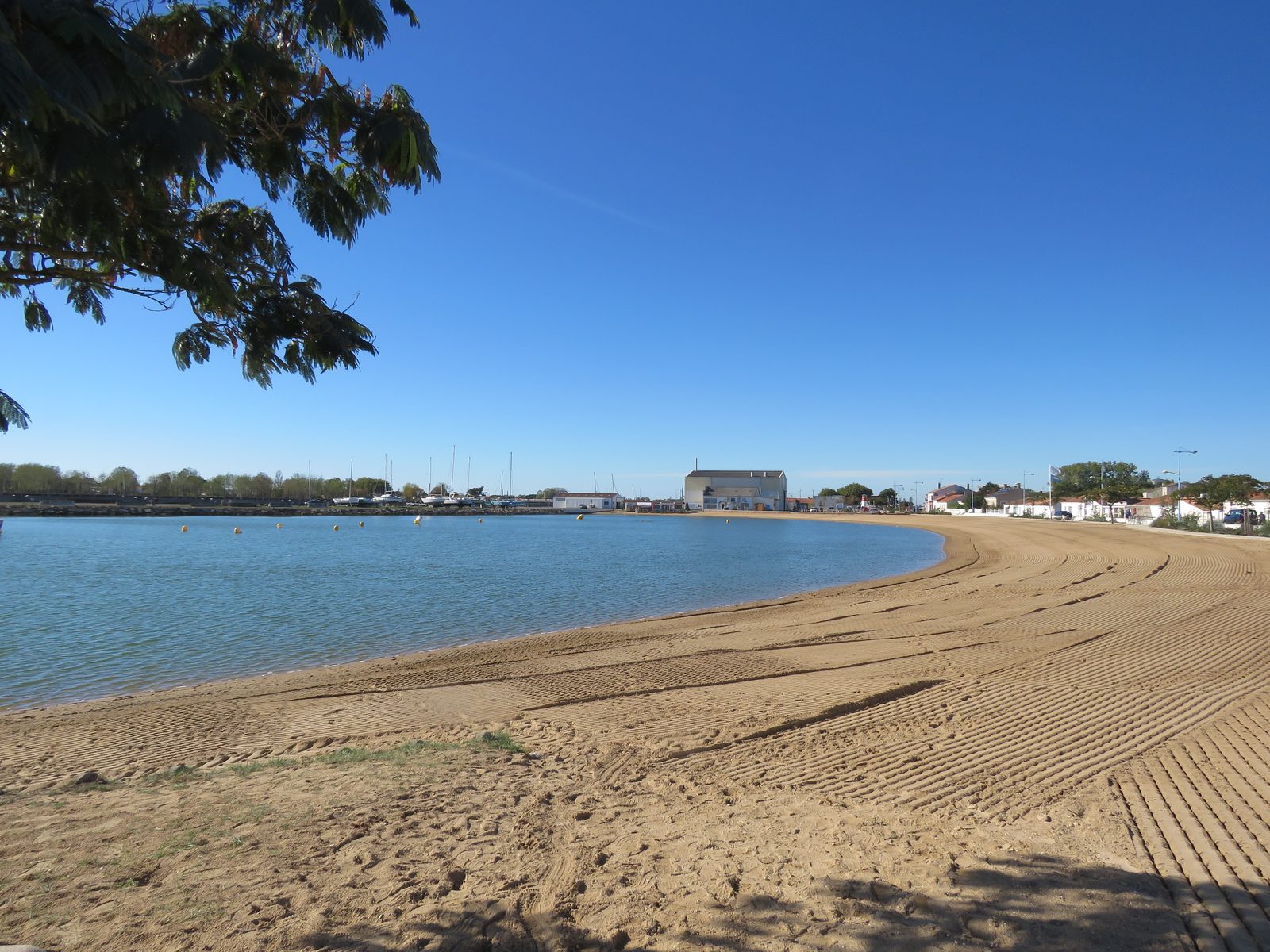 La plage de sable du plan d'eau