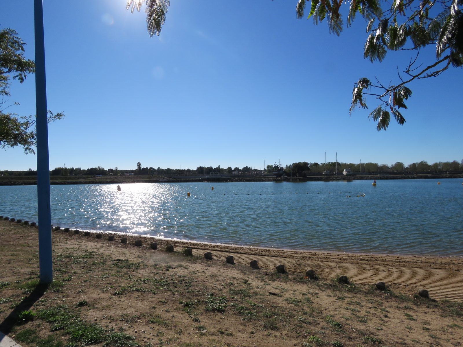 Le plan d'eau en contre-jour, depuis la plage
