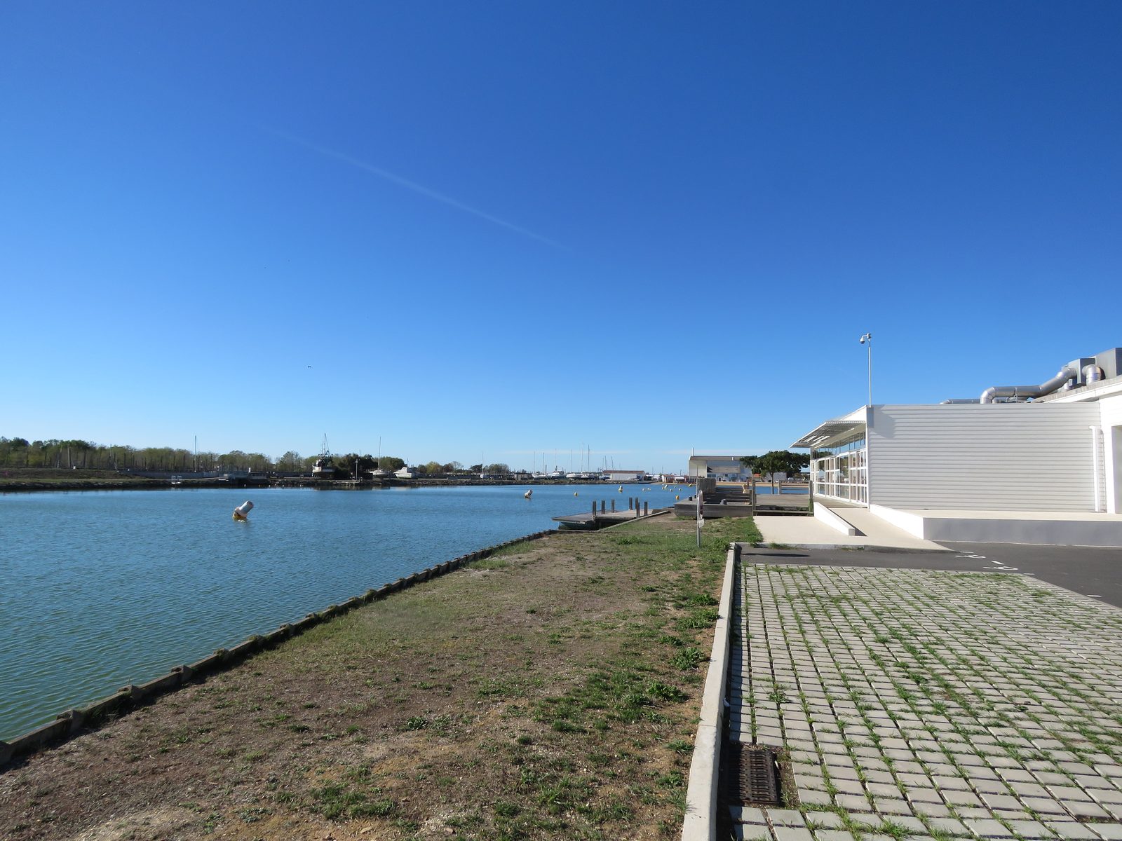 Les pontons au bord du plan d'eau