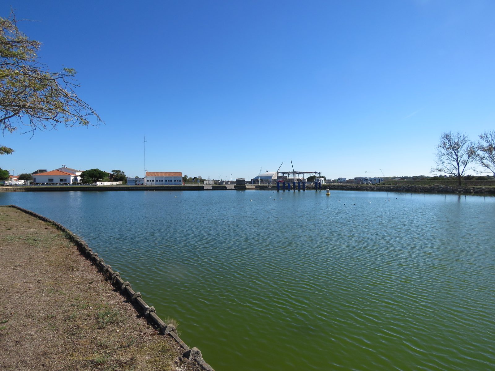 Le plan d'eau, un bassin d'eau de mer à côté du port