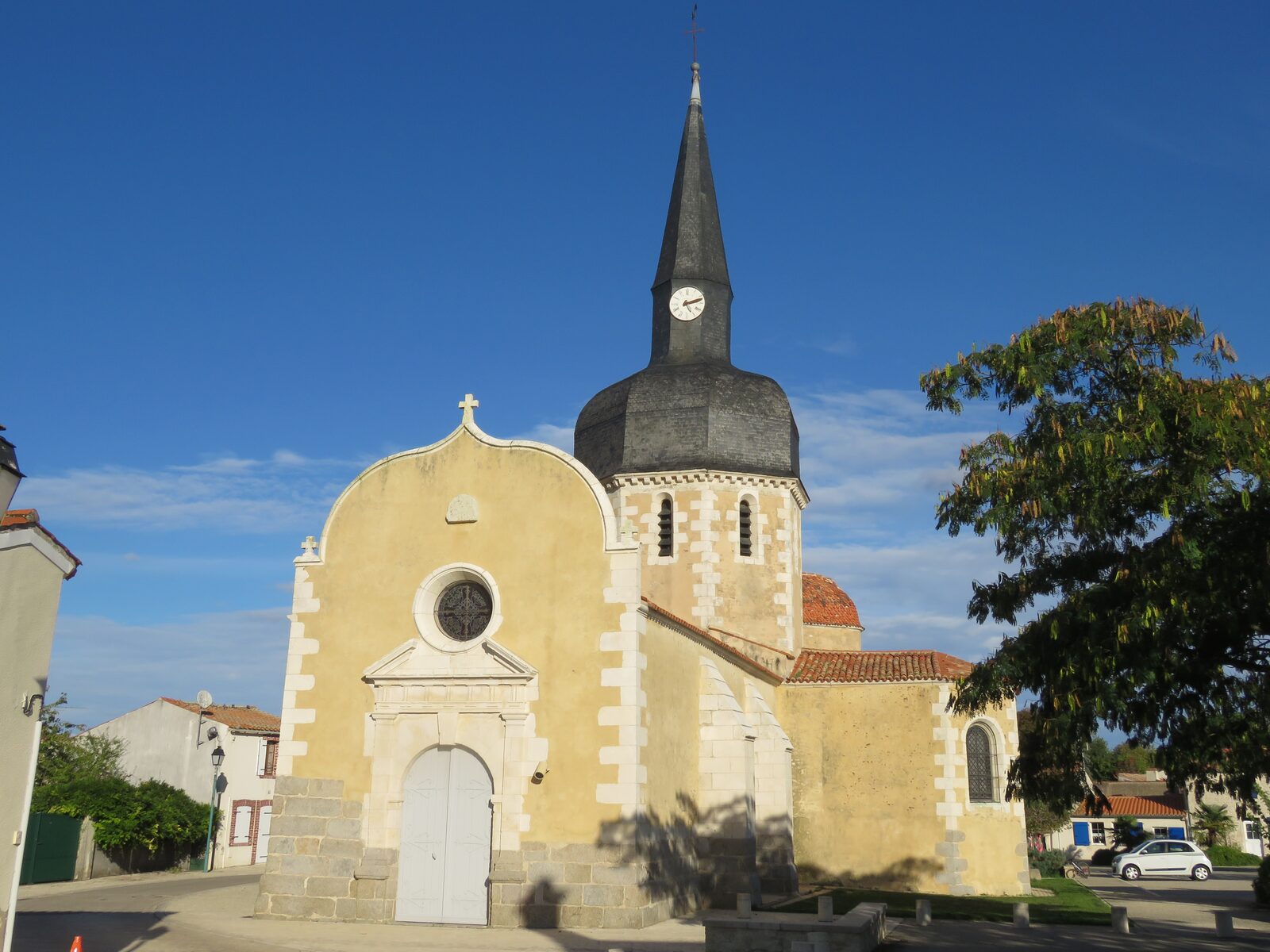 La façade de l'église Saint-Martin, reconstruite au XVIIe siècle