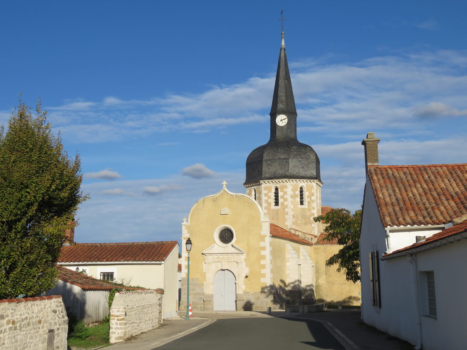 L'église Saint-Martin et son clocher, entre les maisons du bourg de La Jonchère