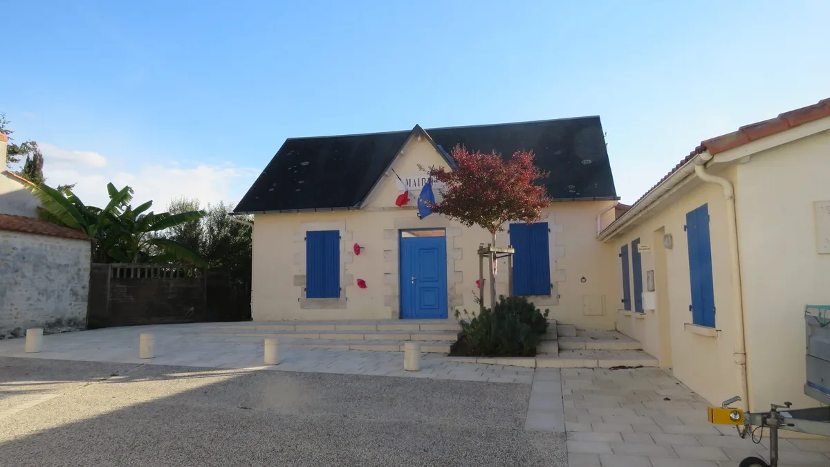 La mairie, rue du Marchais