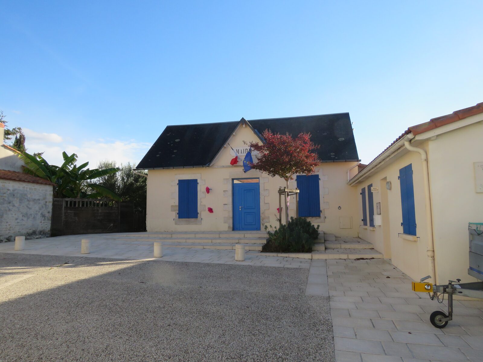 La mairie, rue du Marchais