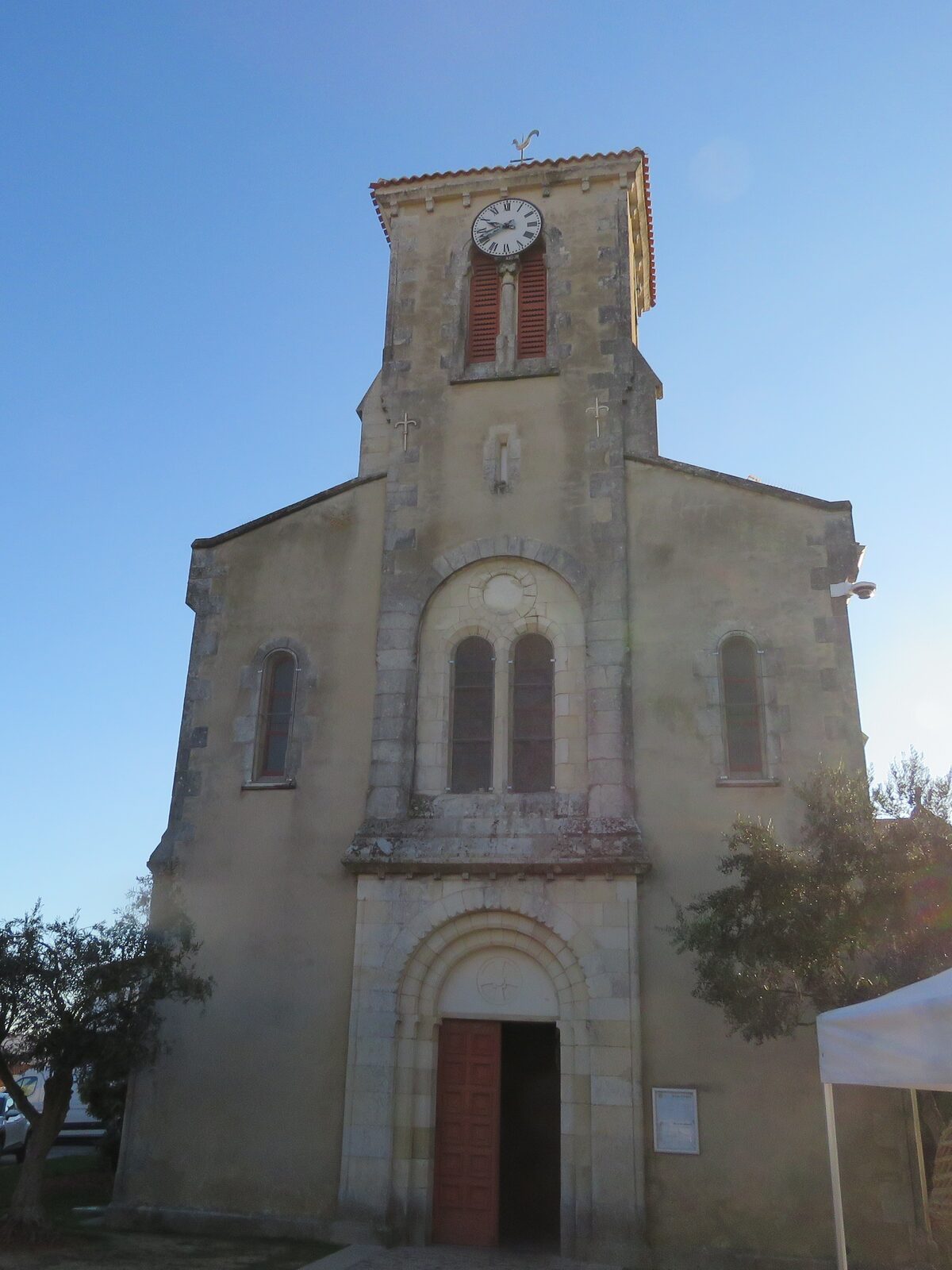 La façade néo-romane de l'église Saint-Nicolas