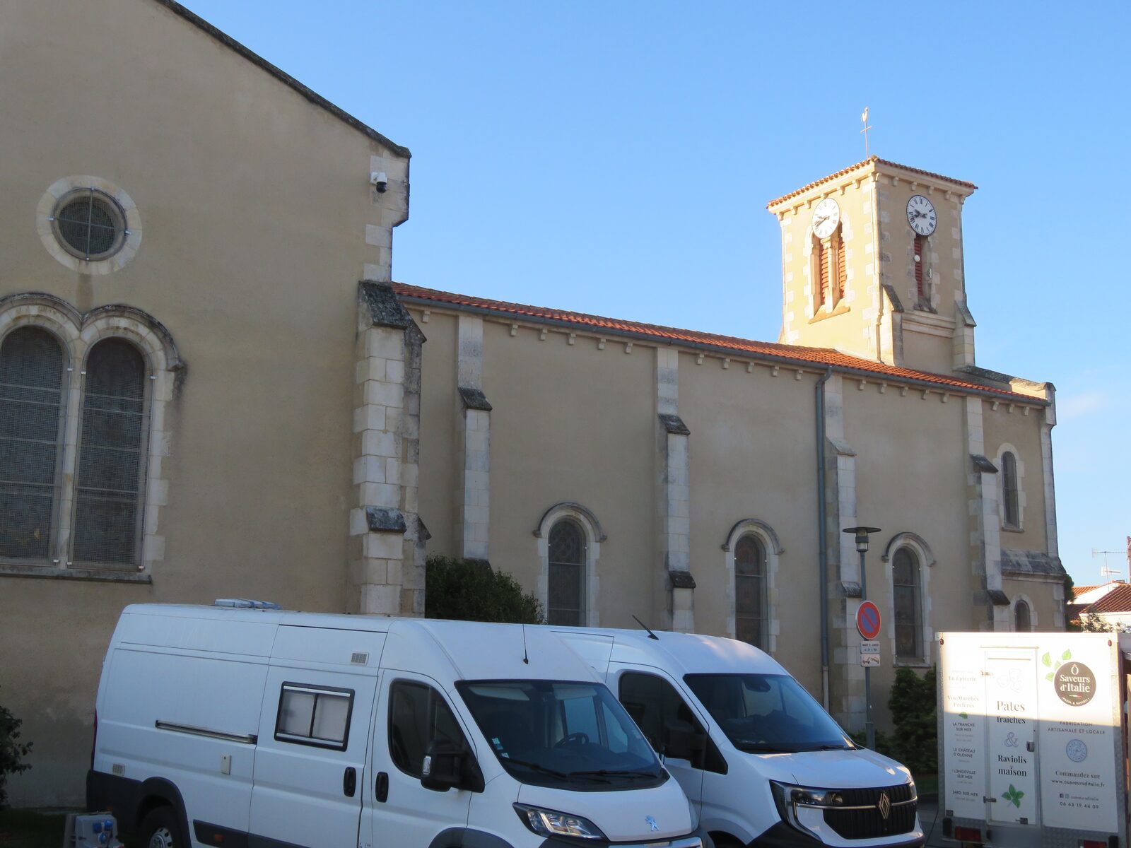 Le flanc de l'église et son clocher