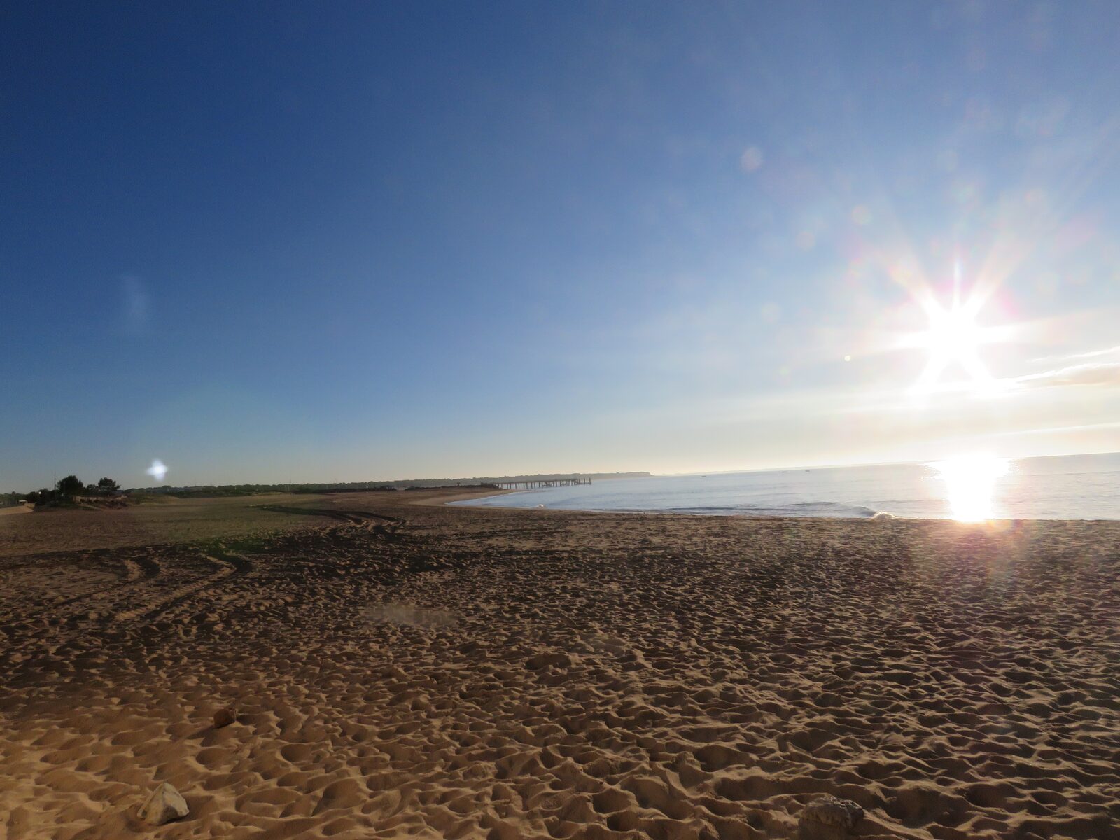 La plage à contre-jour, sous le soleil du matin