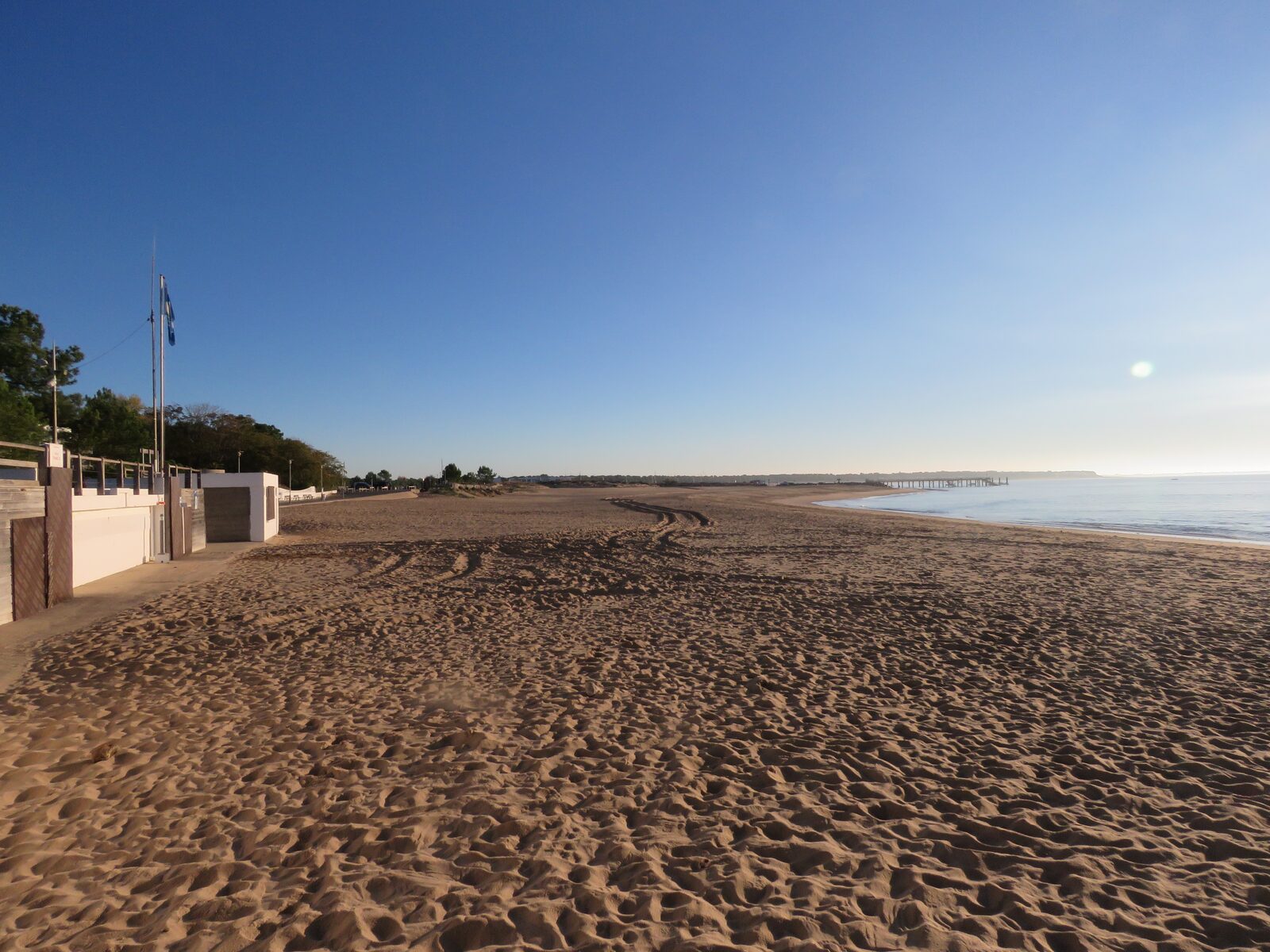 La plage un matin d'octobre, l'estacade au loin