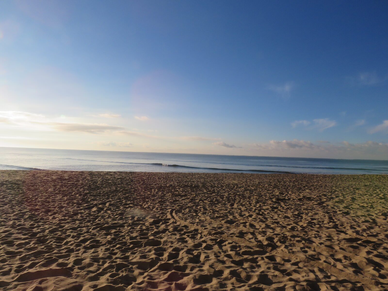La plage face à l'océan, déserte en octobre