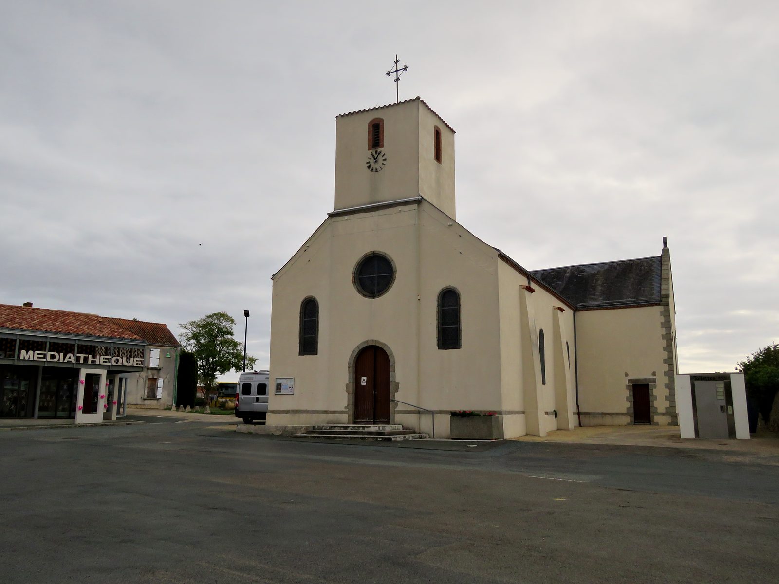 L'église Sainte-Walburge et la médiathèque, place François Favreau, au bourg de Saint-Avaugourd-des-Landes