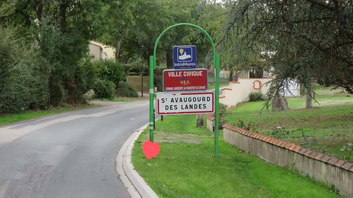 L'entrée du bourg et son panneau Ville civique