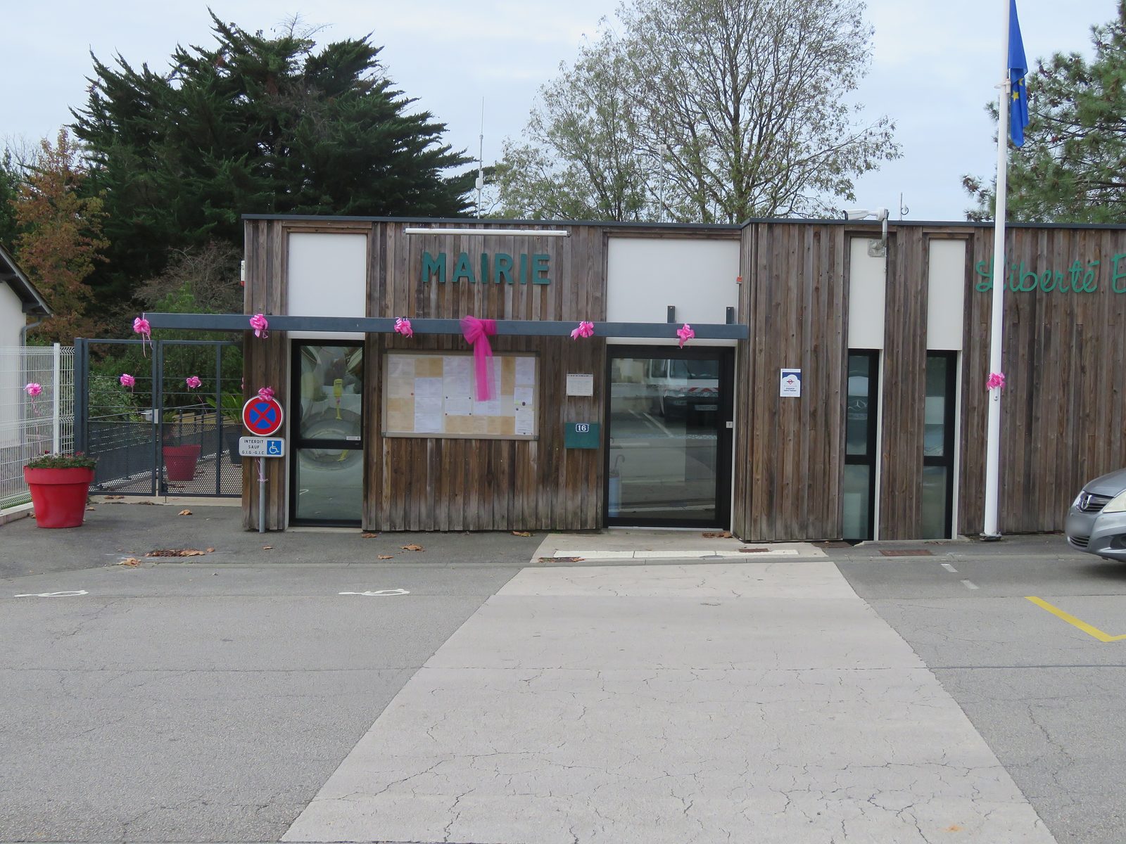 La mairie, ornée de rubans roses