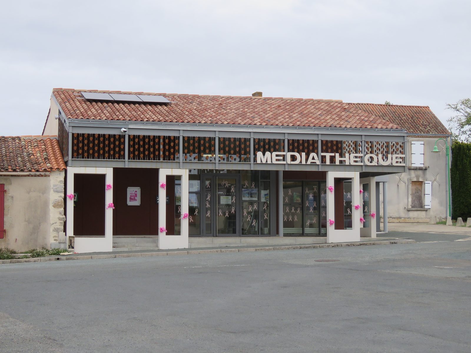 La médiathèque, sur la place de l'église