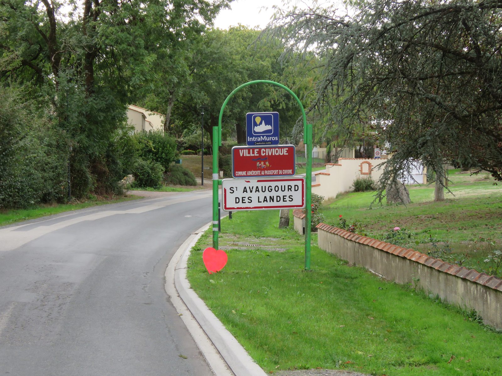 L'entrée du bourg et son panneau Ville civique