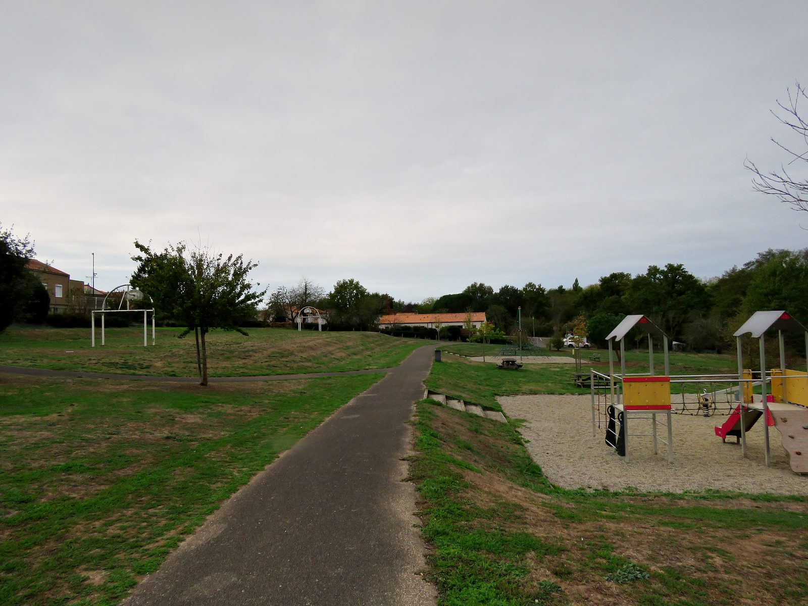 Le parc et son aire de jeux, le long de la rue Léone Magaud