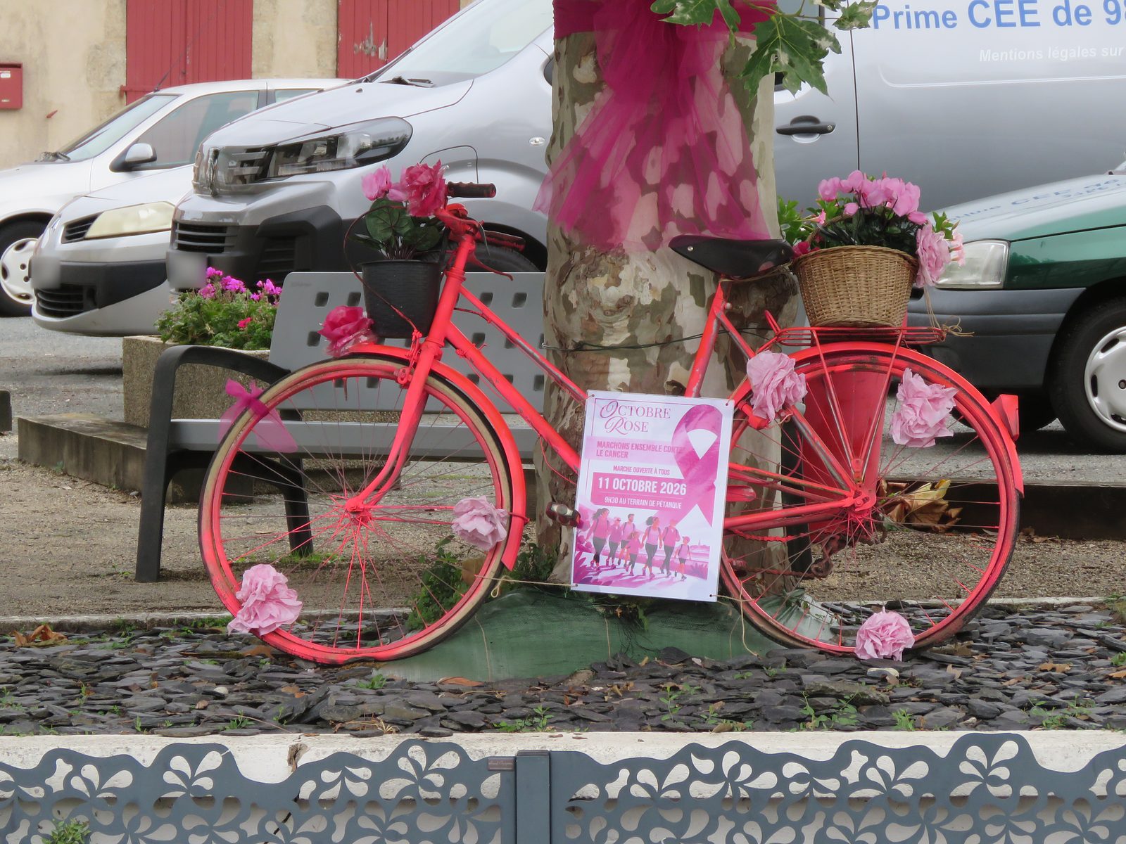 Un vélo fleuri aux couleurs d'Octobre Rose