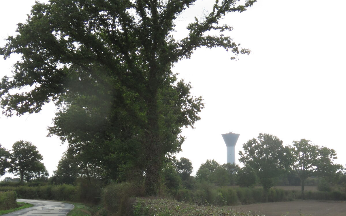 Le château d'eau vu depuis la route de Boisbraud