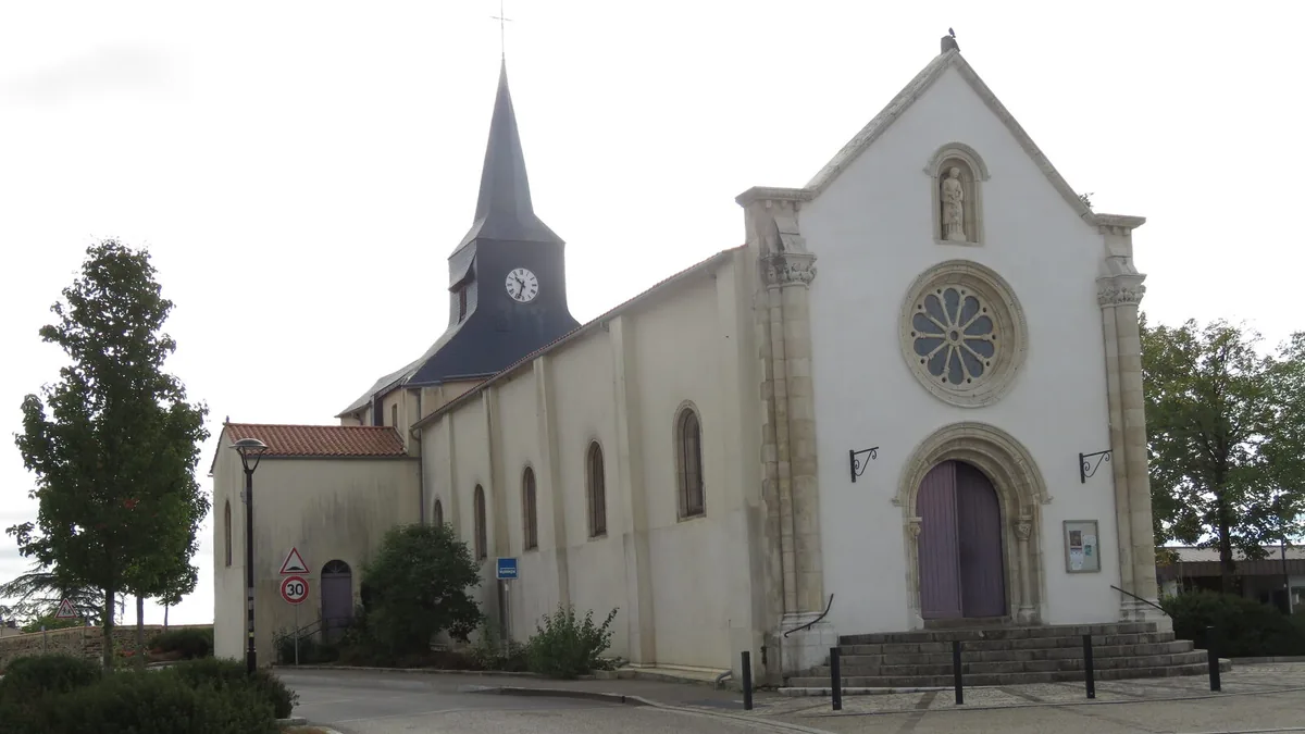 L'église Saint-Vincent et la place de l'Église, au bourg de Saint-Vincent-sur-Graon