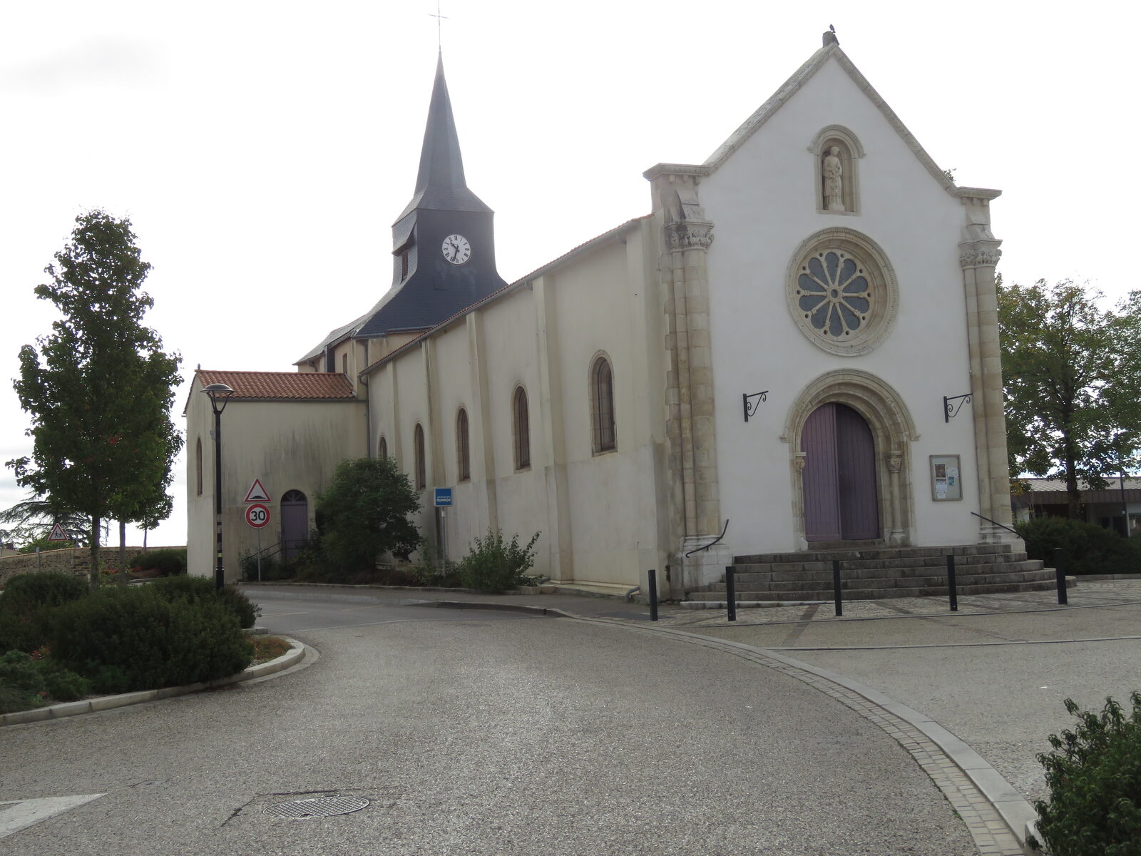 L'église Saint-Vincent et la place de l'Église, au bourg de Saint-Vincent-sur-Graon