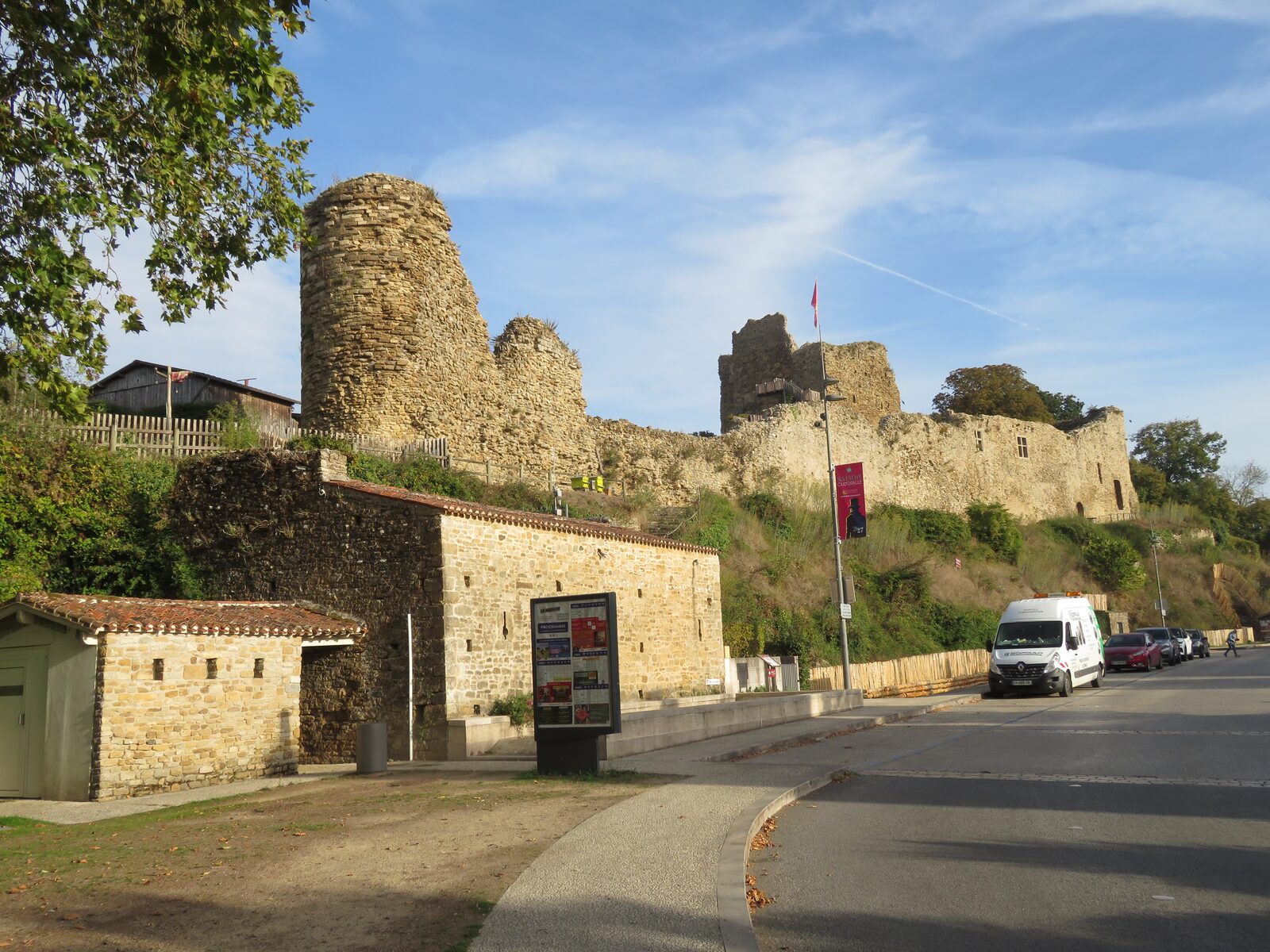 Le donjon et les courtines du château de Talmont-Saint-Hilaire, au-dessus de la rue du Château