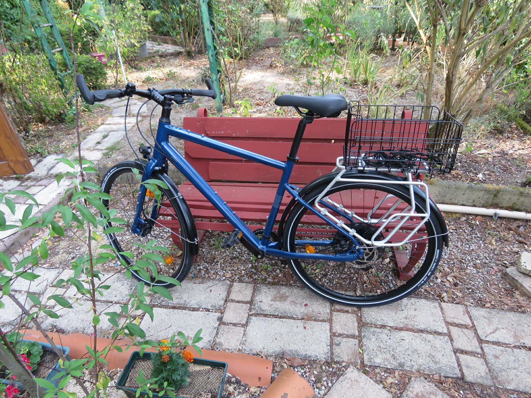 Yoann se déplace à vélo pour ses interventions informatiques en Vendée